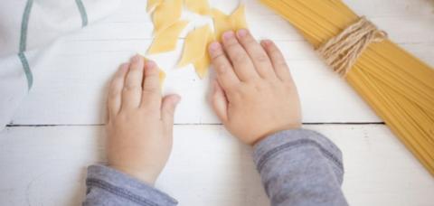 pasta-kids-hands